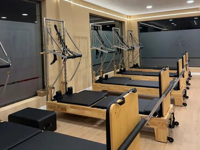 Máquinas de Pilates Reformer con torre en la sala de Templo Norte, Los Corrales de Buelna