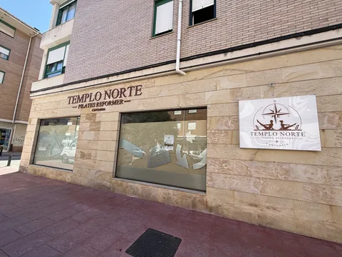 Fachada del estudio en Calle Cataluña, con el rótulo de Templo Norte sobre el escaparate