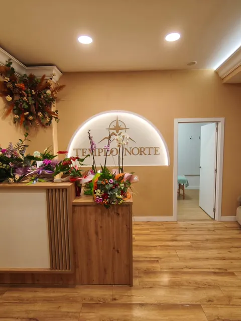 Recepción del estudio Templo Norte con el logo iluminado