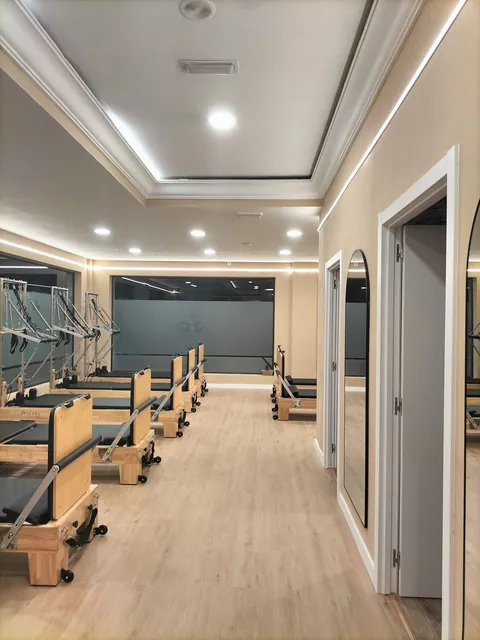 Sala de Pilates Reformer de Templo Norte con ocho máquinas, en Los Corrales de Buelna